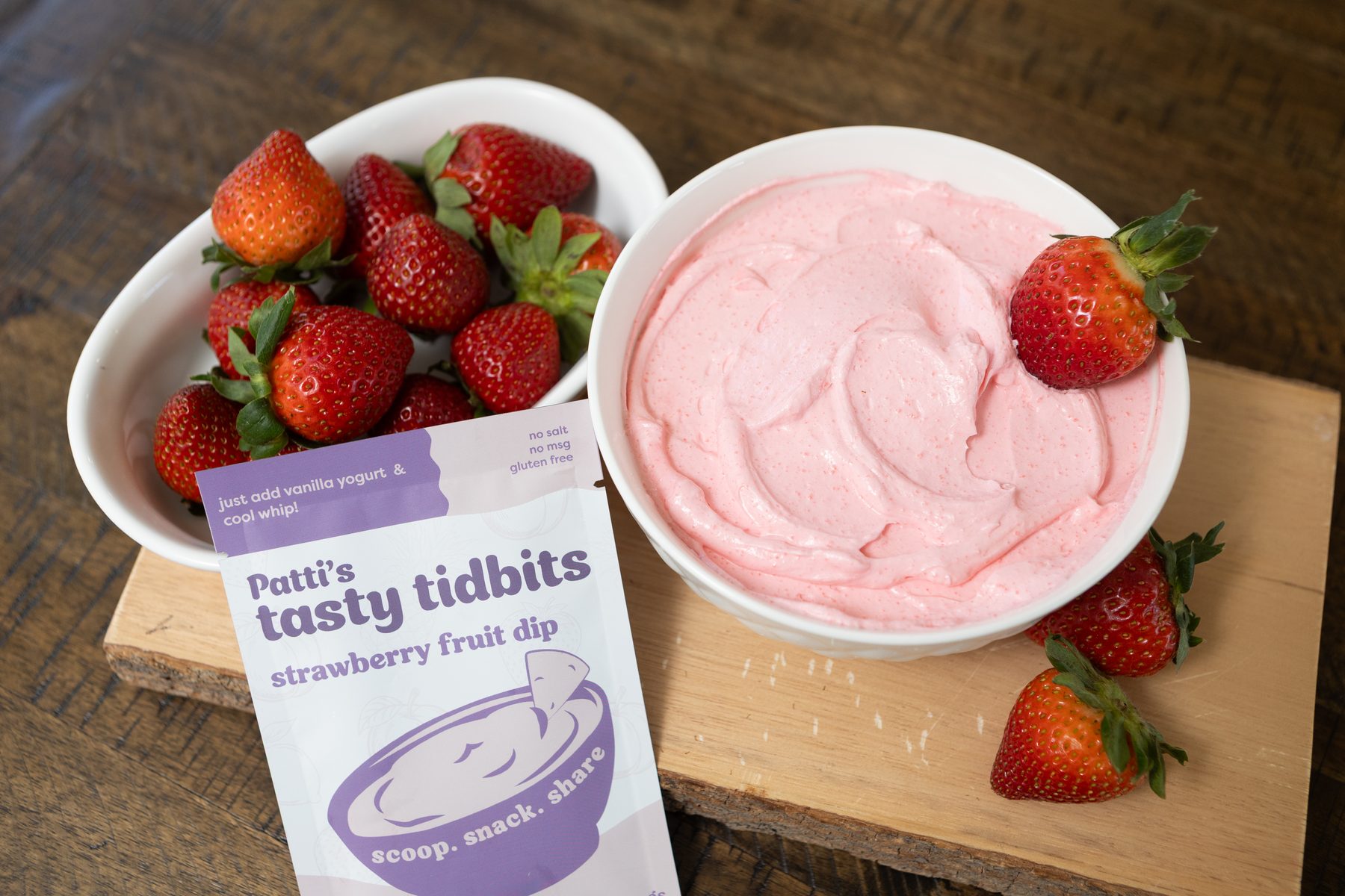 Strawberry fruit dip with fresh strawberries